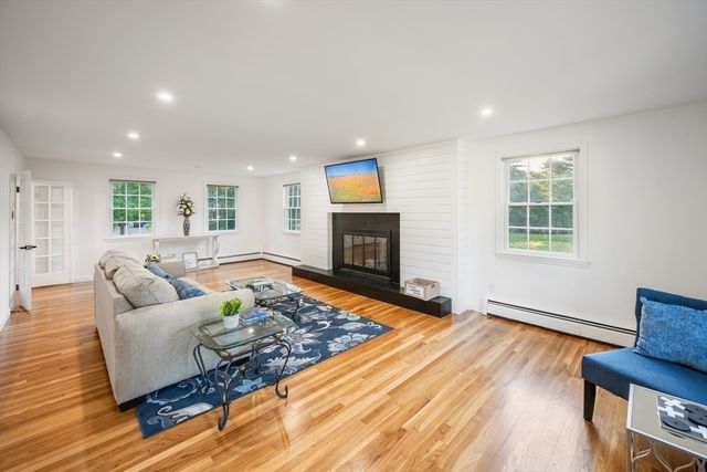 11 Lawndale Rd, Tyngsborough, MA 01879