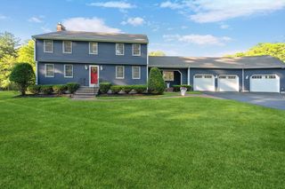 11 Lawndale Rd, Tyngsborough, MA 01879