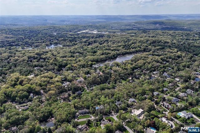 962 Arapaho Trail, Franklin Lakes, NJ 07417