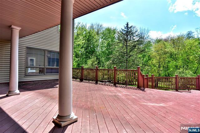 962 Arapaho Trail, Franklin Lakes, NJ 07417