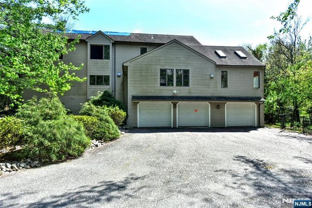 962 Arapaho Trail, Franklin Lakes, NJ 07417