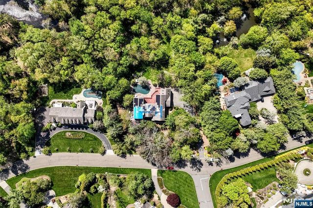 962 Arapaho Trail, Franklin Lakes, NJ 07417