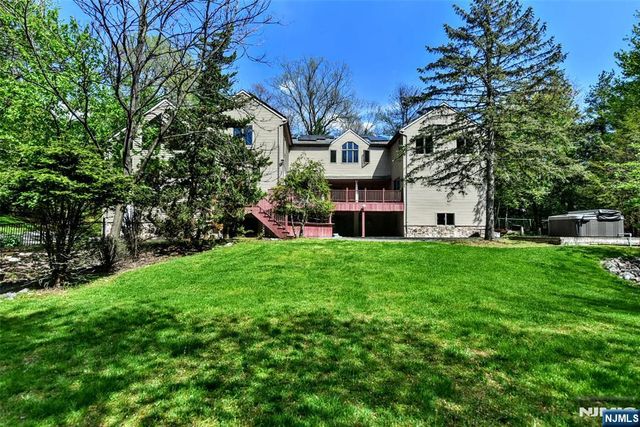 962 Arapaho Trail, Franklin Lakes, NJ 07417