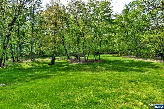 962 Arapaho Trail, Franklin Lakes, NJ 07417
