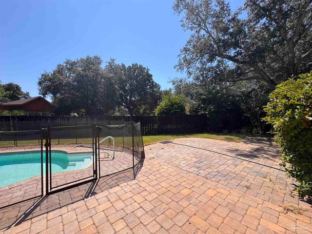 1012 Great Oaks Dr, Gulf Breeze, FL 32563