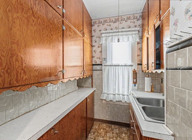 133 Crawford St, Lowell, MA 01854
