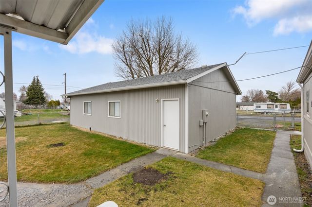 8780 NE Lybbert Drive, Moses Lake, WA 98837