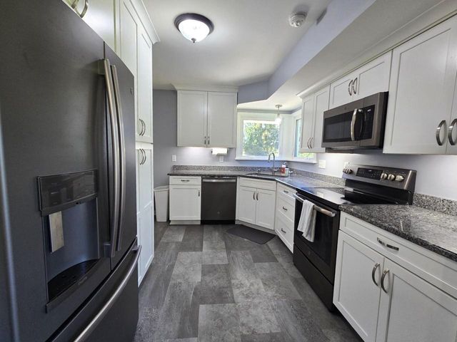 1425 S Sunny Crest DRIVE, New Berlin, WI 53146