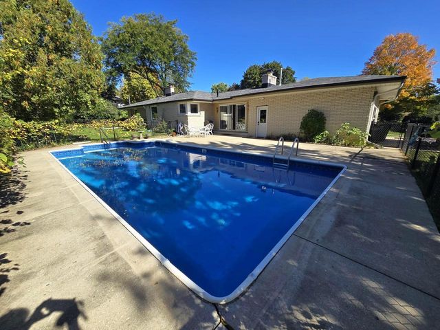 1425 S Sunny Crest DRIVE, New Berlin, WI 53146