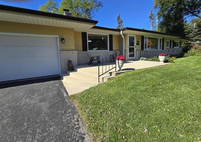 1425 S Sunny Crest DRIVE, New Berlin, WI 53146
