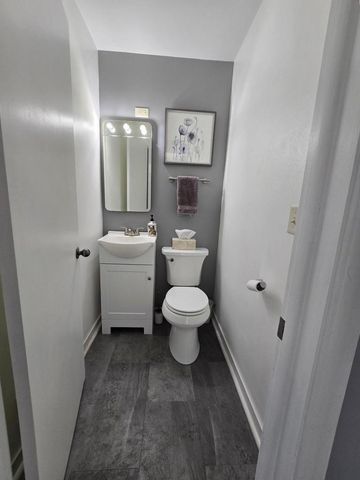 1425 S Sunny Crest DRIVE, New Berlin, WI 53146