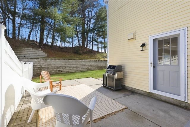 124 Clear Pond Dr 124, Walpole, MA 02081