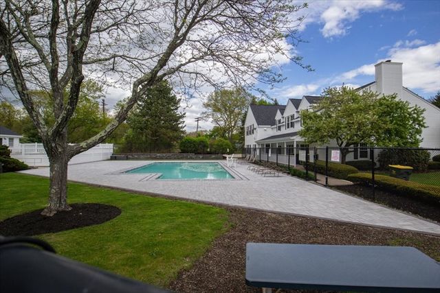 124 Clear Pond Dr 124, Walpole, MA 02081