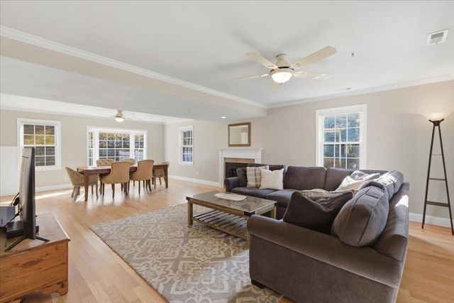 124 Clear Pond Dr 124, Walpole, MA 02081