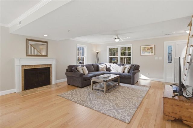 124 Clear Pond Dr 124, Walpole, MA 02081