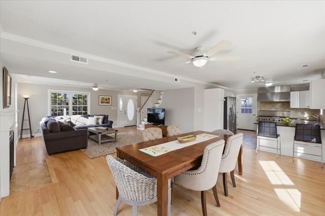 124 Clear Pond Dr 124, Walpole, MA 02081