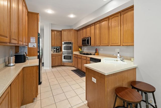 965 Winners Cup Ct Court, Naperville, IL 60564