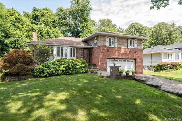 131 Stratford N, Roslyn Heights, NY 11577