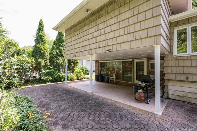 131 Stratford N, Roslyn Heights, NY 11577