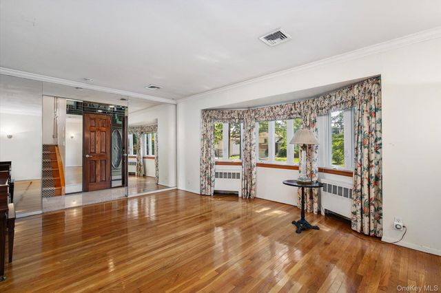 131 Stratford N, Roslyn Heights, NY 11577