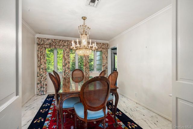 131 Stratford N, Roslyn Heights, NY 11577