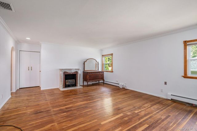 131 Stratford N, Roslyn Heights, NY 11577