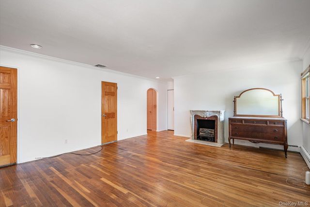131 Stratford N, Roslyn Heights, NY 11577