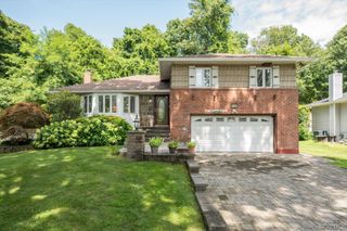 131 Stratford N, Roslyn Heights, NY 11577