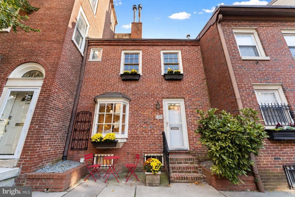 1104 LOMBARD ST, PHILADELPHIA, PA 19147 — exterior