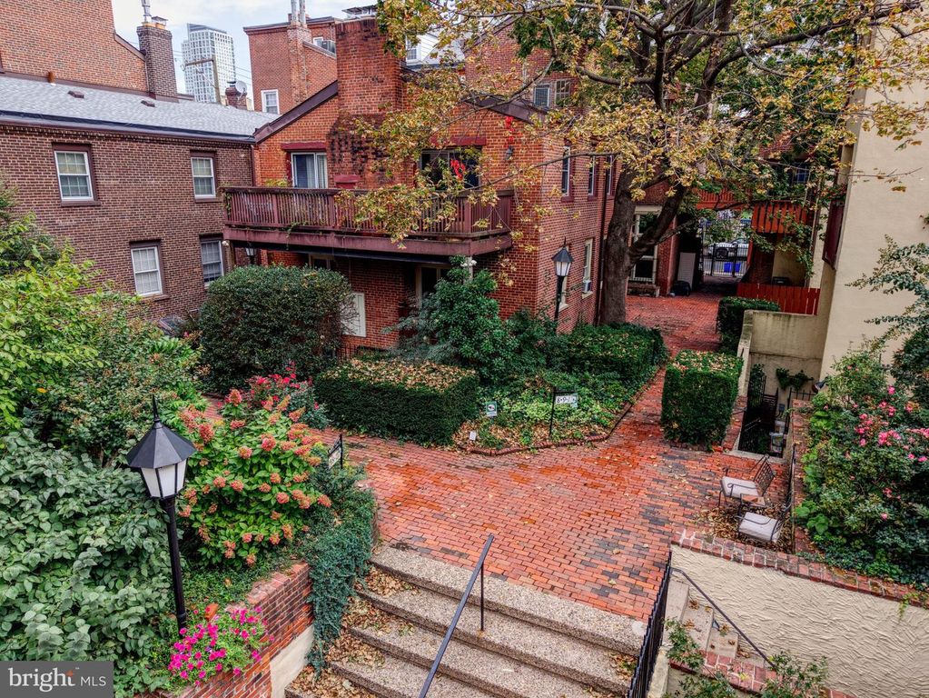 1104 LOMBARD ST, PHILADELPHIA, PA 19147 — photo 2