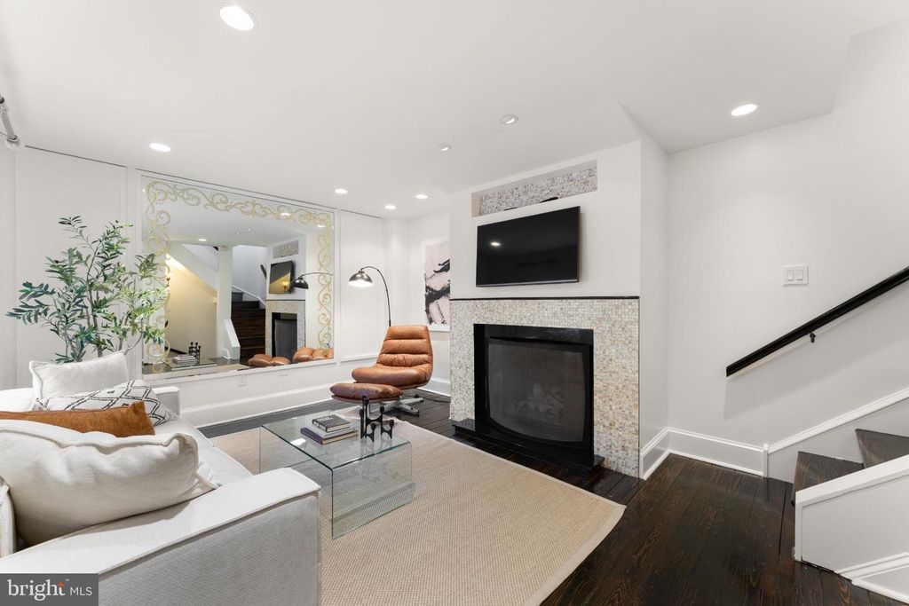 1104 LOMBARD ST, PHILADELPHIA, PA 19147 — photo 3