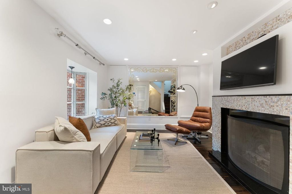 1104 LOMBARD ST, PHILADELPHIA, PA 19147 — photo 4