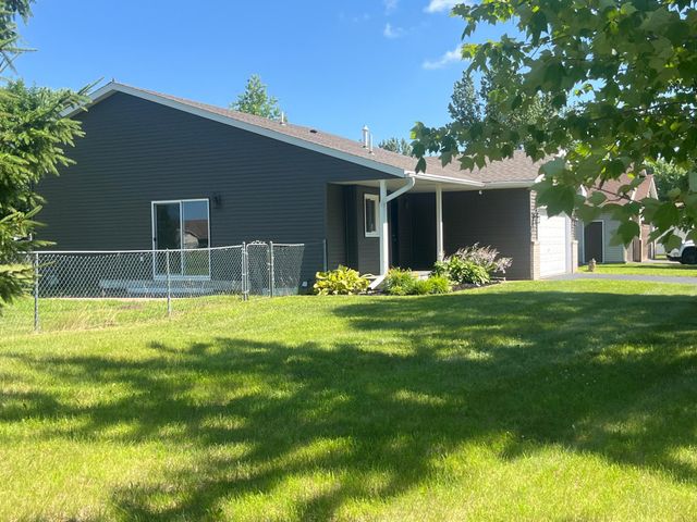 1300 Honeysuckle Lane SE, Cambridge, MN 55008