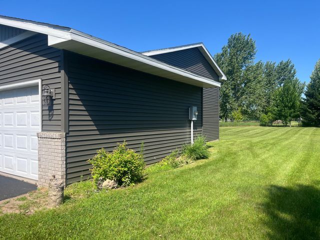 1300 Honeysuckle Lane SE, Cambridge, MN 55008