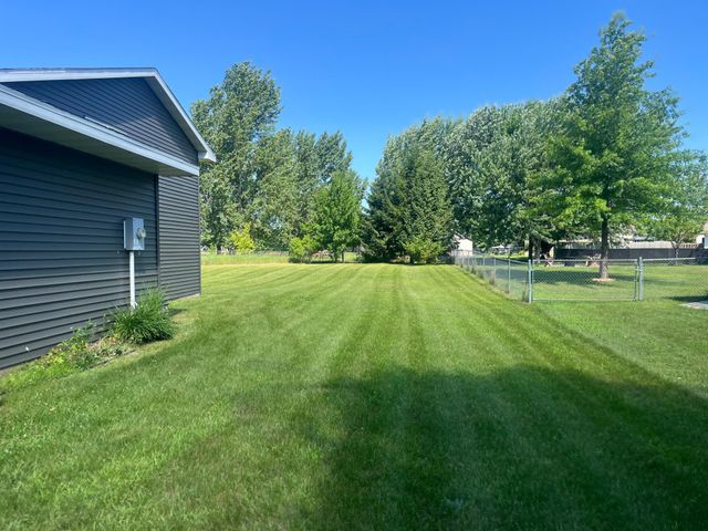 1300 Honeysuckle Lane SE, Cambridge, MN 55008
