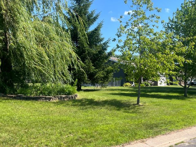 1300 Honeysuckle Lane SE, Cambridge, MN 55008