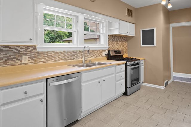 327 McClellan Boulevard, Davenport, IA 52803