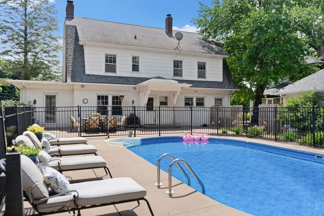 327 McClellan Boulevard, Davenport, IA 52803