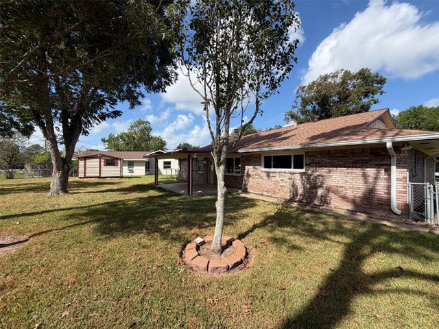609 Heather Lane, Friendswood, TX 77546