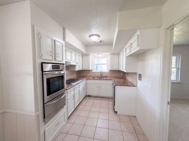 609 Heather Lane, Friendswood, TX 77546