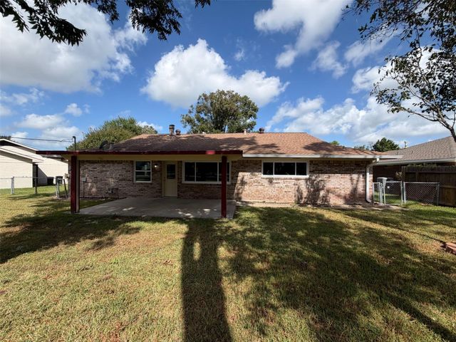 609 Heather Lane, Friendswood, TX 77546
