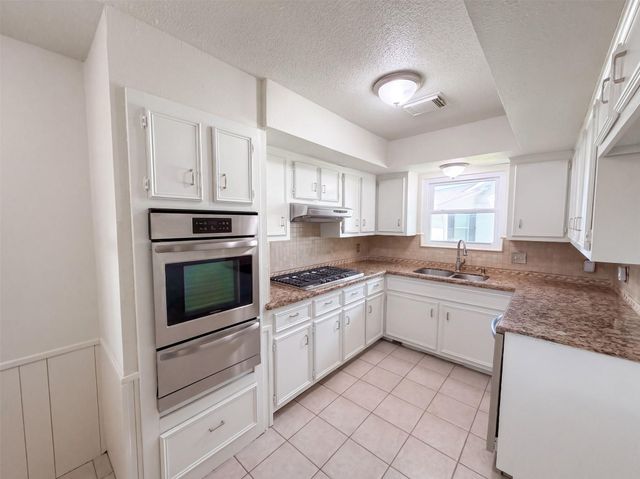 609 Heather Lane, Friendswood, TX 77546