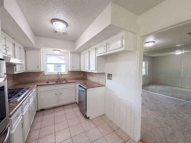 609 Heather Lane, Friendswood, TX 77546