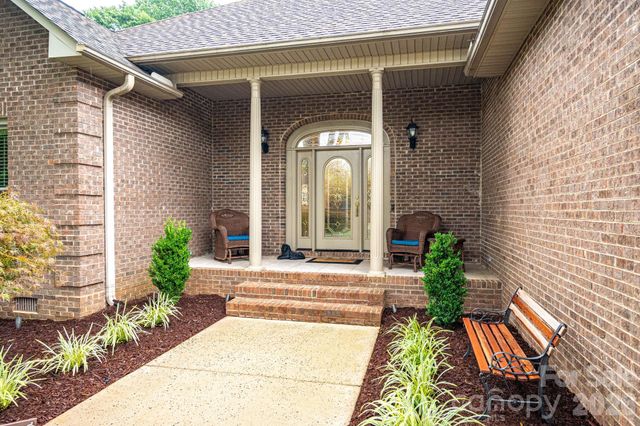 725 Hanna Woods Drive, Cramerton, NC 28032