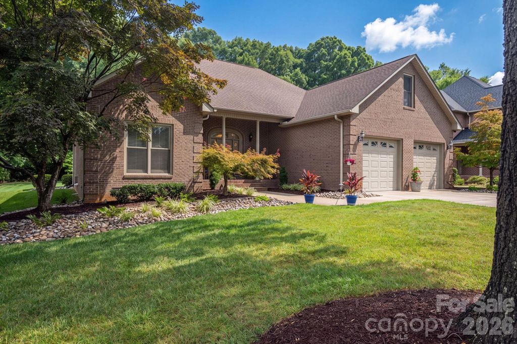 725 Hanna Woods Drive, Cramerton, NC 28032
