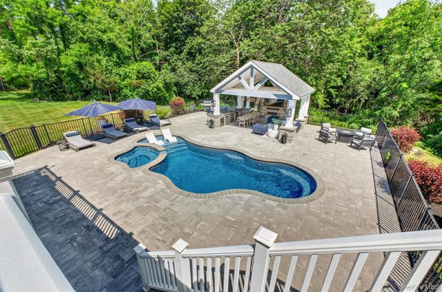 10 Sandlewood Circle, Hopewell Junction, NY 12533