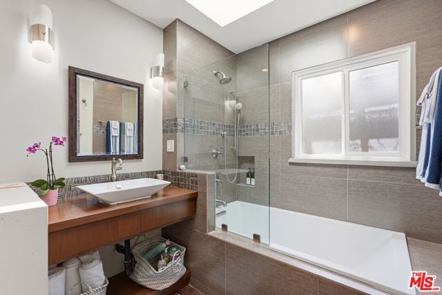 1309 Carmona Avenue, Los Angeles, CA 90019