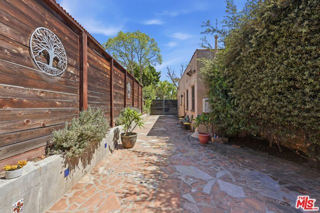 1309 Carmona Avenue, Los Angeles, CA 90019