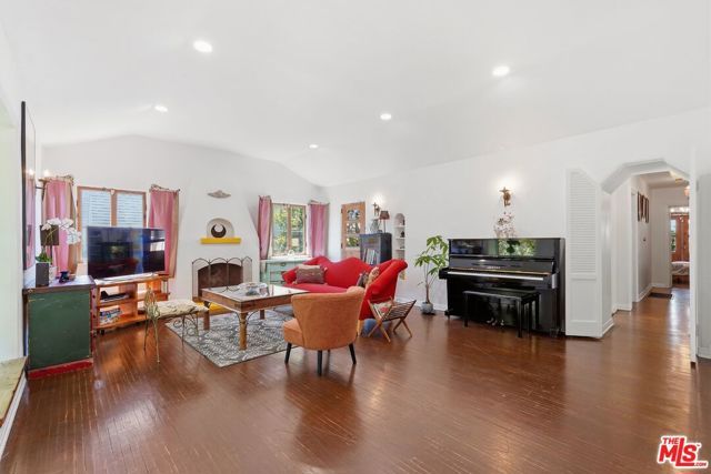 1309 Carmona Avenue, Los Angeles, CA 90019