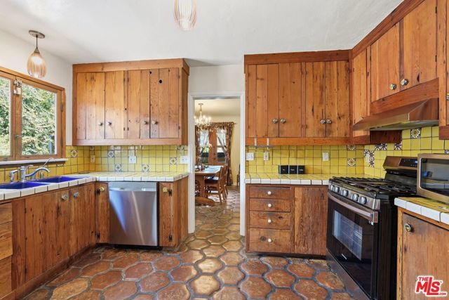 1309 Carmona Avenue, Los Angeles, CA 90019